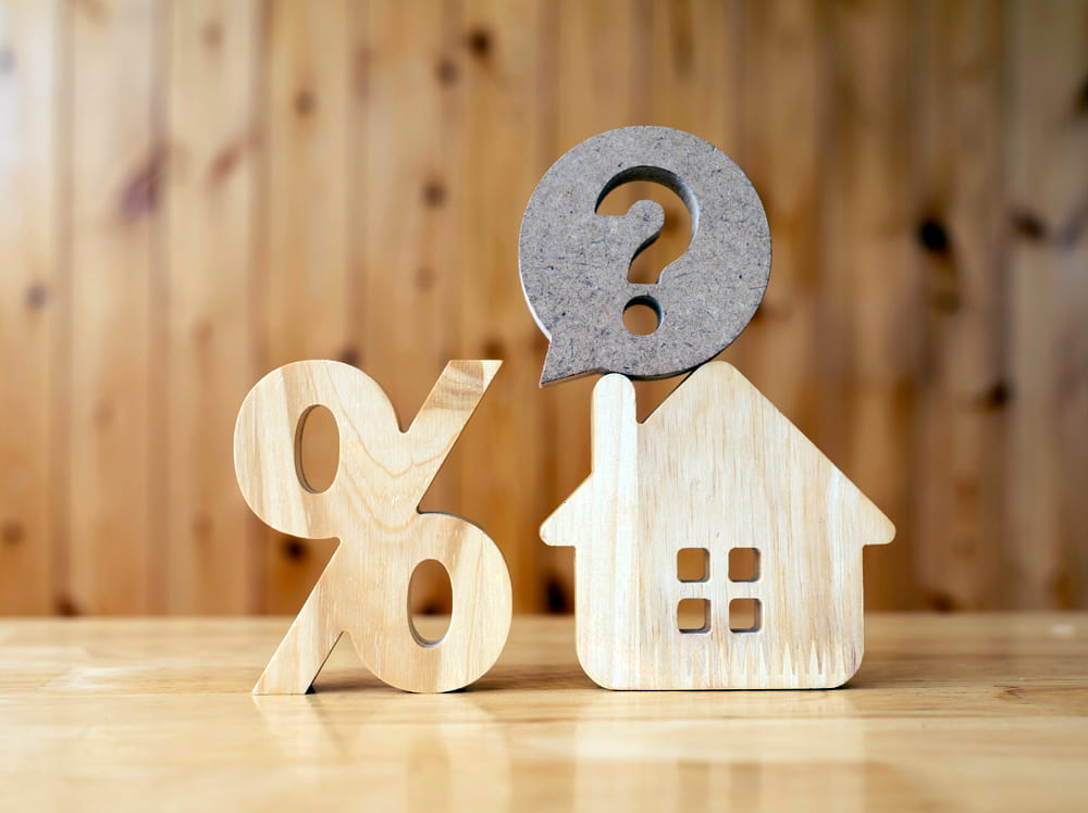 <h2>Refinancing in Fall–Winter 2026:<br><span>Should I refinance my mortgage?</span></h2>